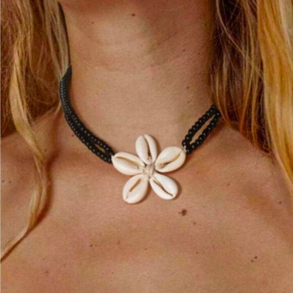 Elegant Shell Pendant Necklace NEW 🏷️ - Picture 1 of 3